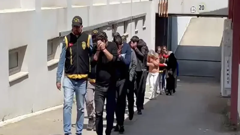 Adana'da masaj salonlarında fuhuş çetesine baskın! 12 şüpheliden 9'u tutuklandı!