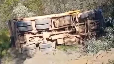 Alanya'da şarampole devrilen kamyonun sürücüsü öldü