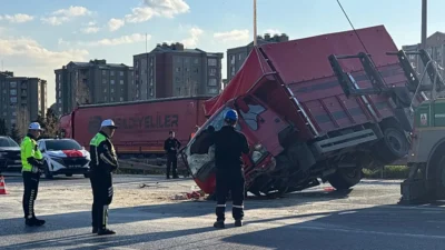 Bayrampaşa'da kamyonet ile otomobil çarpıştı: 7 kişi yaralandı