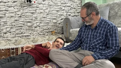 O görüntüler çok konuşulmuştu: Engelli oğlu için yaptıkları takdir topladı! Pencereden dışarı baksın diye…