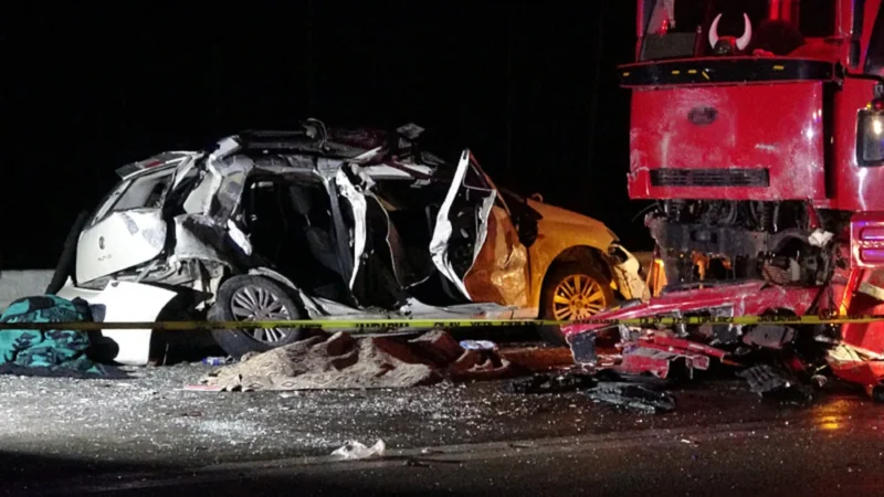 Burdur'da otomobil ile kamyon çarpıştı: 1 kişi öldü, 4 kişi yaralandı