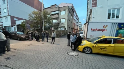 Harç karma makinesi, ticari taksinin üzerine devrildi!