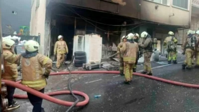 Hurdacıda çıkan yangında mahsur kalan işçiler duvarı delerek kurtuldu