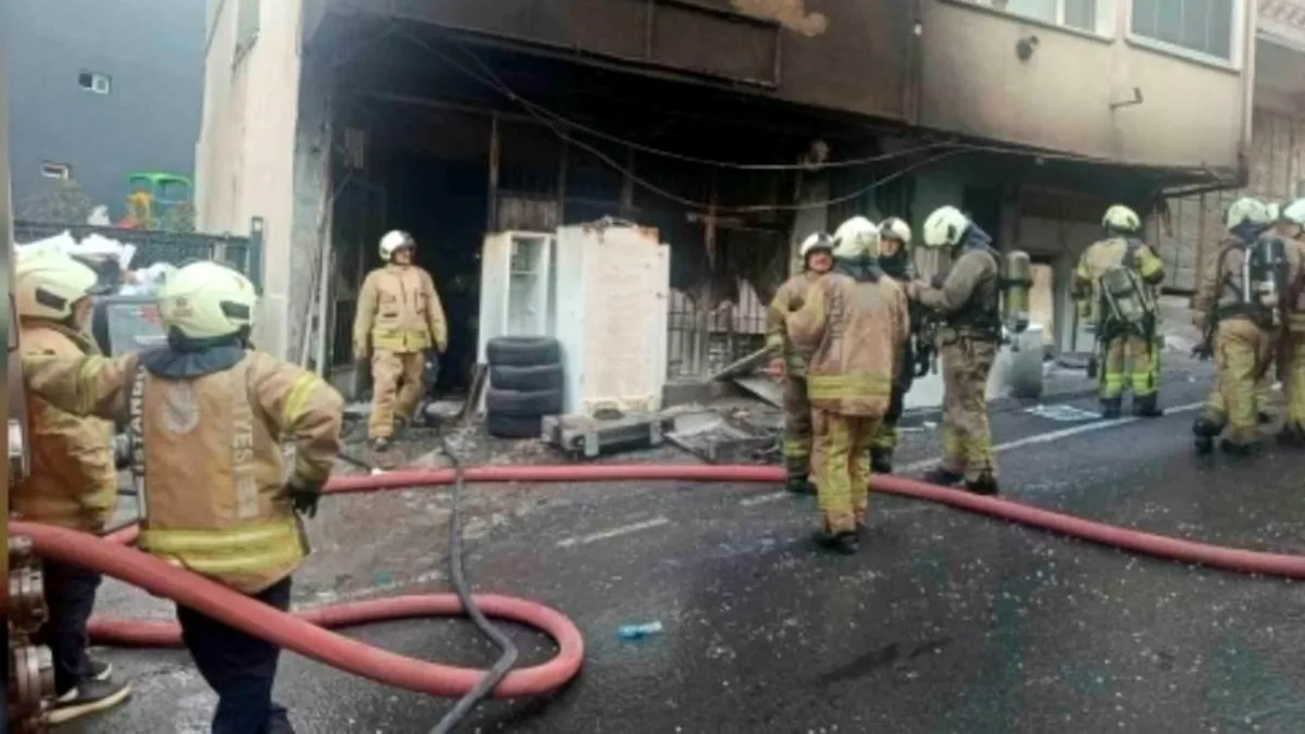 Hurdacıda çıkan yangında mahsur kalan işçiler duvarı delerek kurtuldu