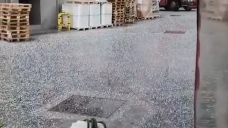 Görüntüler İstanbul'da kaydedildi: Fındık büyüklüğünde yağdı!