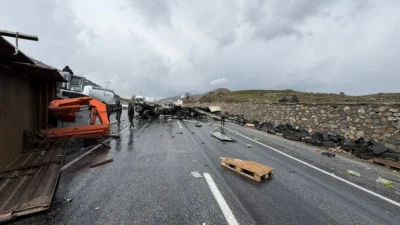 Bitlis'te korkutan kaza: Karayolları bakım aracı ile TIR çarpıştı! 1'i ağır, 3 yaralı