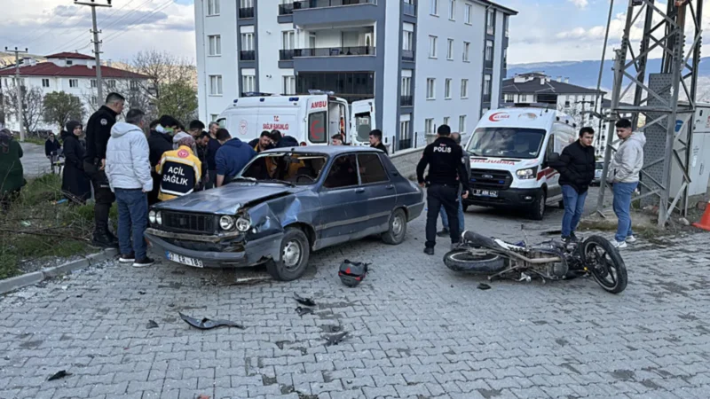 Kastamonu’da otomobil ile motosikletin çarpıştığı kazada 3 kişi yaralandı