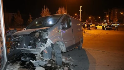 Nevşehir’de minibüs ile otomobil çarpıştı: 1'i ağır 3 yaralı