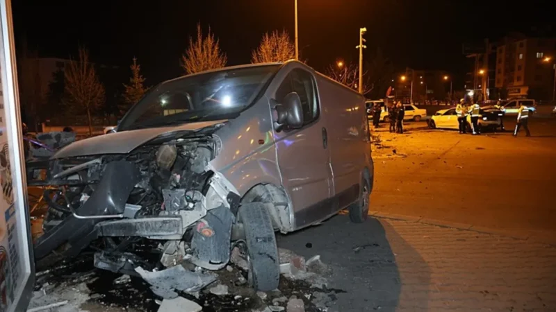 Nevşehir’de minibüs ile otomobil çarpıştı: 1'i ağır 3 yaralı