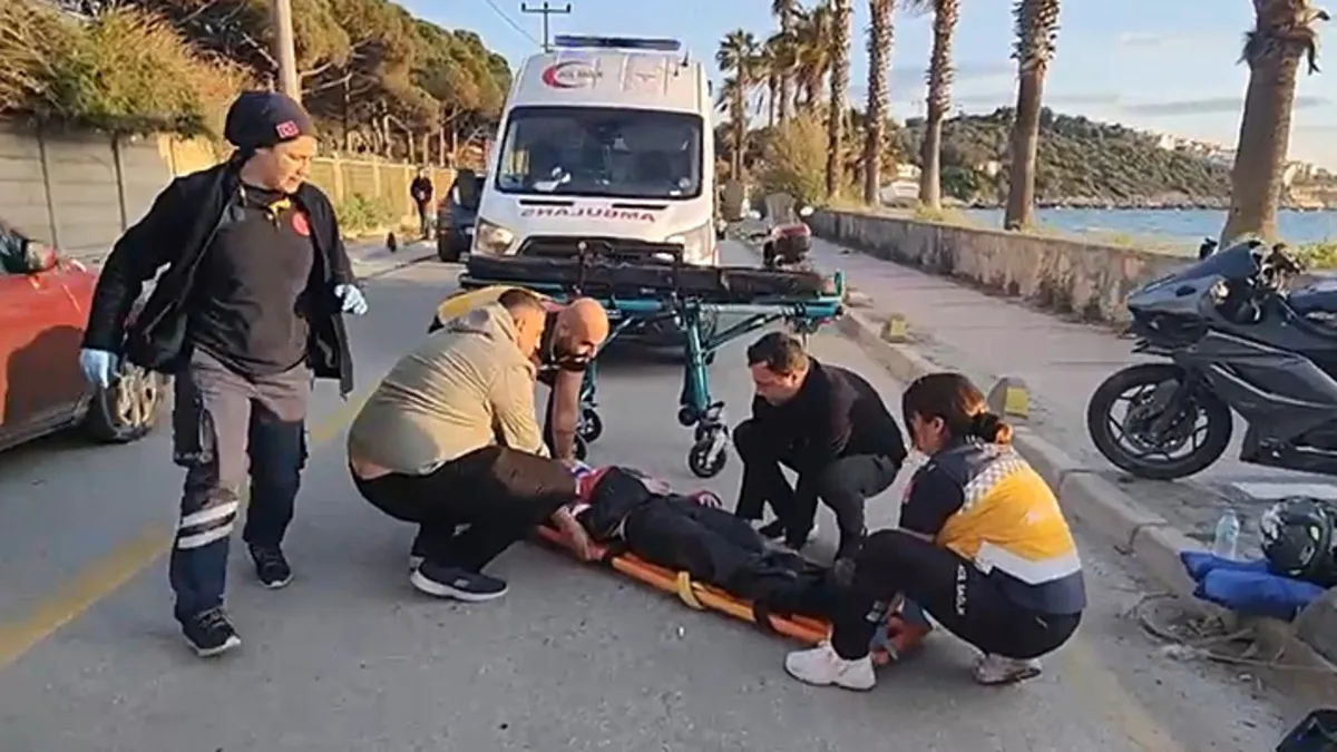 Otomobille çarpışan motosiklet durağa daldı: 2 yaralı