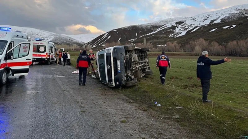 Van'da feci kaza: Minibüs takla attı! 11 yaralı